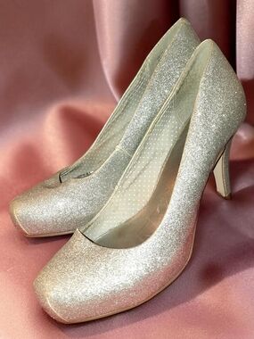 Madden Girl “Getta” silver shimmer pumps 8.5